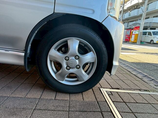 右側のホイールには傷はなく綺麗です。